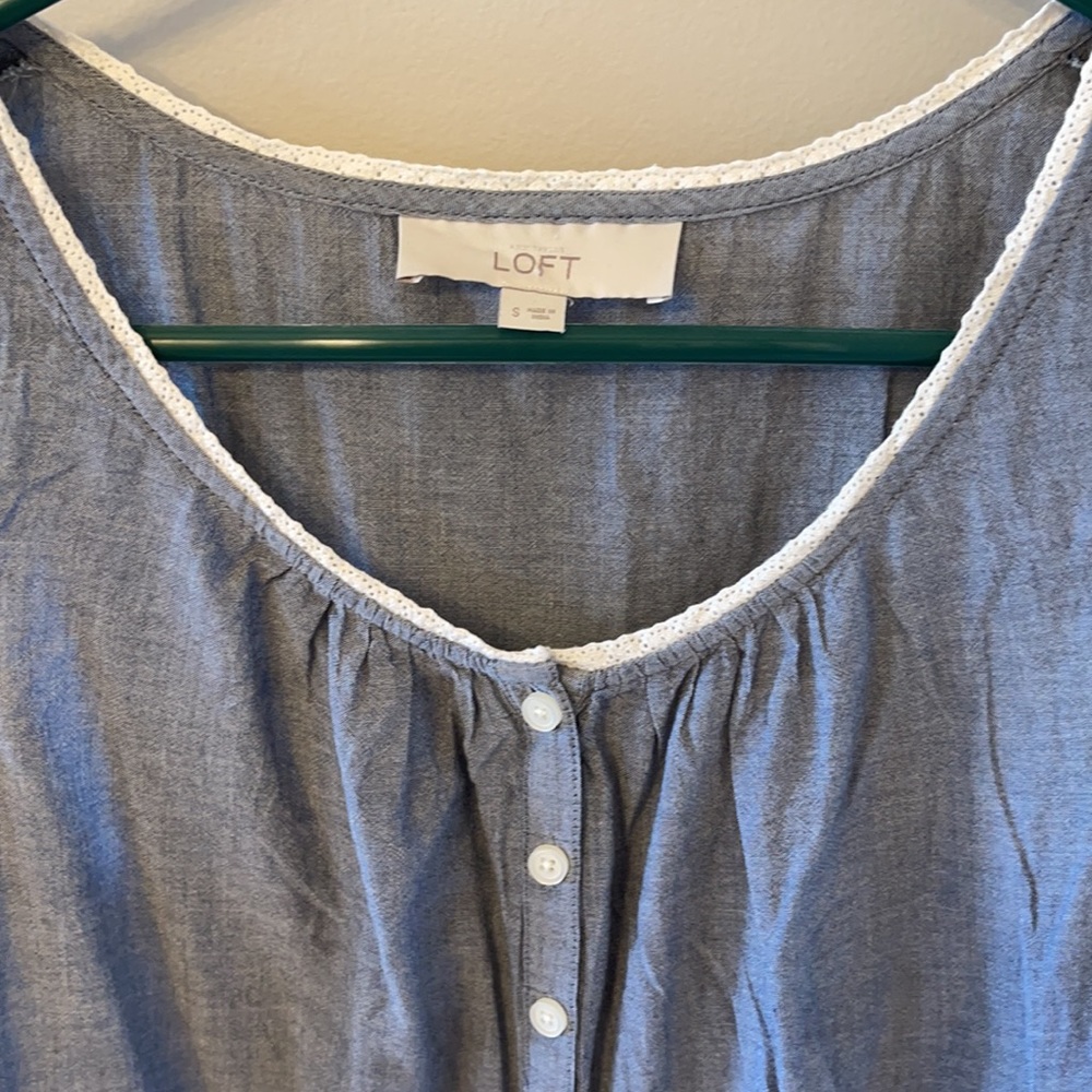 🎉Host Pick 🎉 Loft women’s chambray with lace trim tank small - Picture 2 of 4